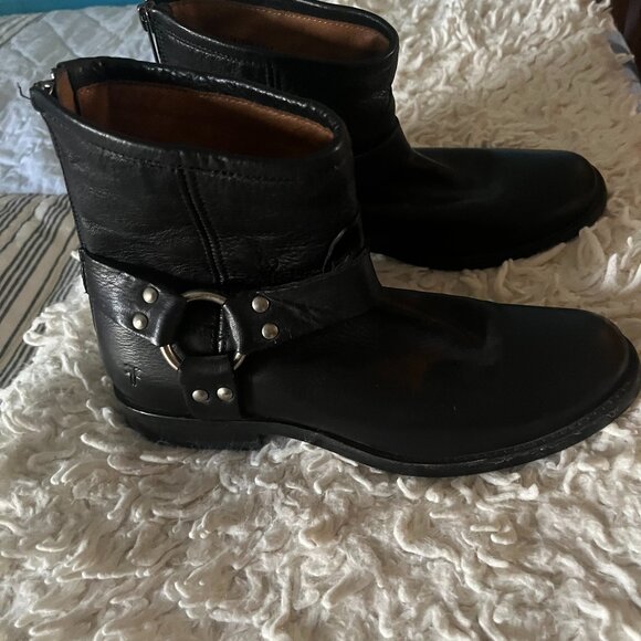 FRYE veronica short black boots. EXCELLENT condition. 12/1to 12/2 only. - Picture 1 of 7